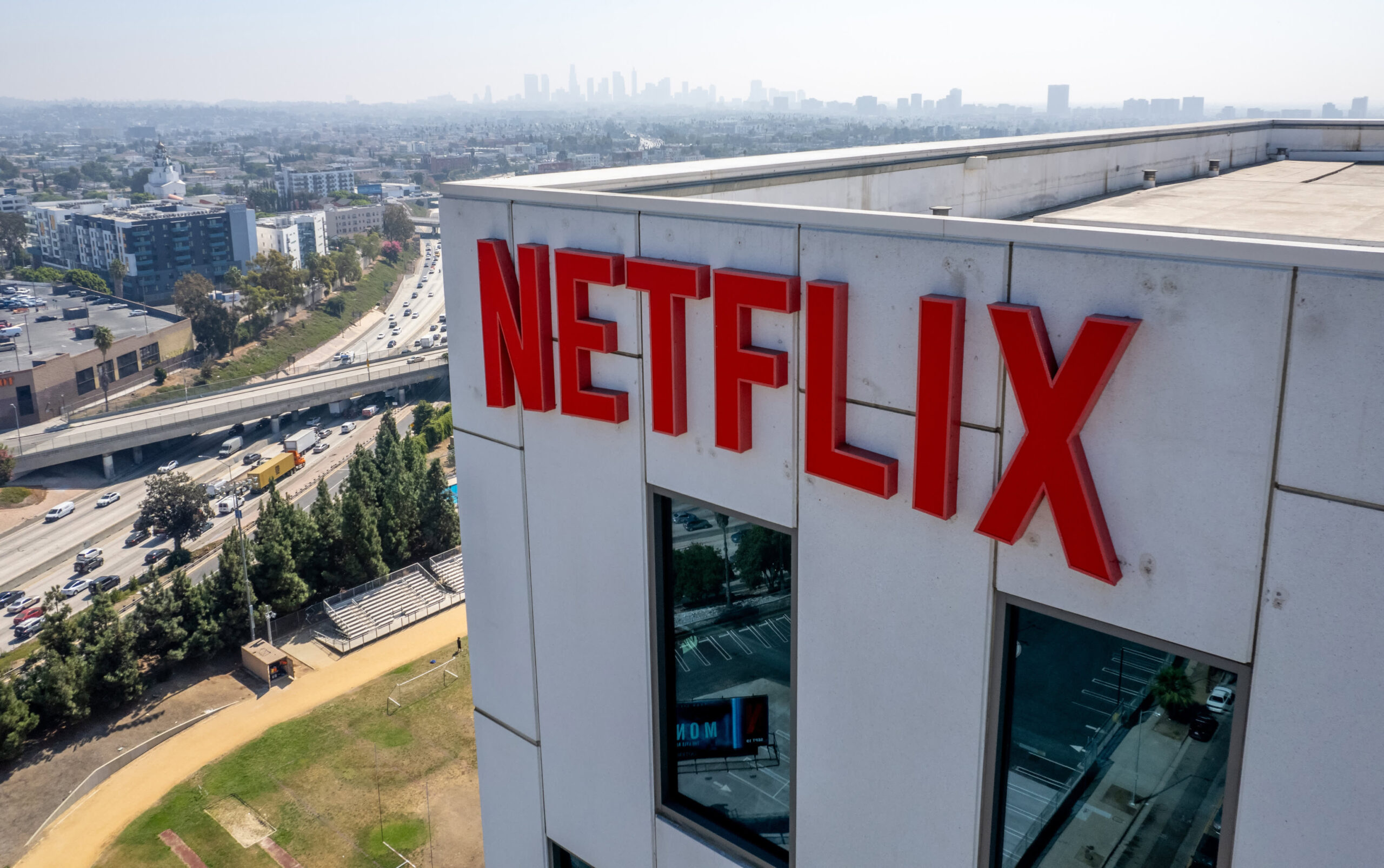 Photo of Netflix заключает сделку со студией